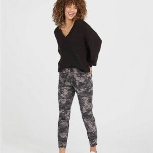 Spanx Women's XL Stretch Twill Cargo Jogger Black Wash Camo Pull On Pants Comfy